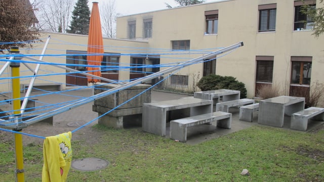 Innenhof mit Bänken und Wäscheständer Innenhof mit Bänken und Wäscheständer