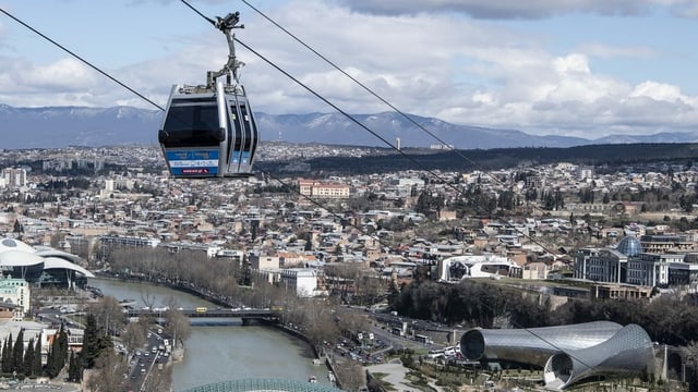 Gondelbahn über der Stadt Tiflis Gondelbahn über der Stadt Tiflis