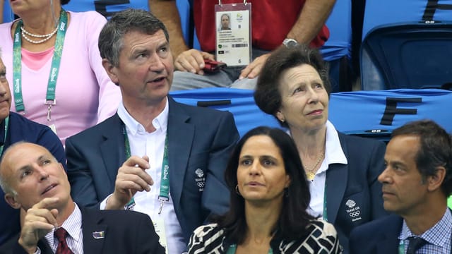 Prinzessin Anne sitzt auf der Tribühne.