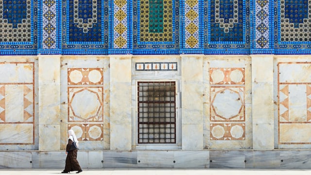 Eine Frau vor einer Moschee Eine Frau vor einer Moschee