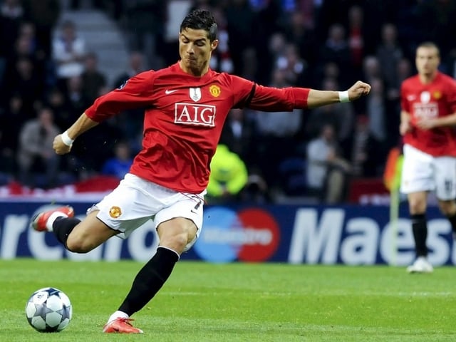 Cristiano Ronaldo nimmt 2009 gegen Porto Mass. Cristiano Ronaldo nimmt 2009 gegen Porto Mass.