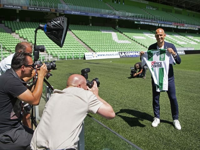 Arjen Robben präsentiert das Trikot des FC Groningen.