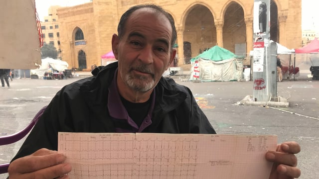 : Der arbeitslose Ingenieur Habib, 58, ist herzkrank und hat kein Geld fürs Spital. Seit Wochen zeltet er aus Protest auf dem Märtyrerplatz in Beirut. : Der arbeitslose Ingenieur Habib, 58, ist herzkrank und hat kein Geld fürs Spital. Seit Wochen zeltet er aus Protest auf dem Märtyrerplatz in Beirut.