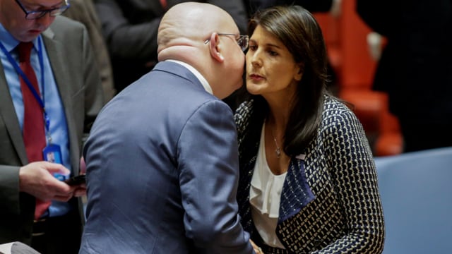 Russlands UN-Botschafter Wassili Nebensja begrüsst Nikki Haley Russlands UN-Botschafter Wassili Nebensja begrüsst Nikki Haley
