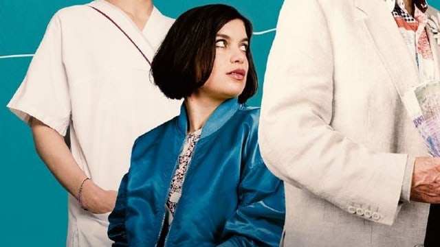 Liliane Amuat in einer blauen Seidenjacke in «Lotto» von Micha Lewinsky. Liliane Amuat in einer blauen Seidenjacke in «Lotto» von Micha Lewinsky.