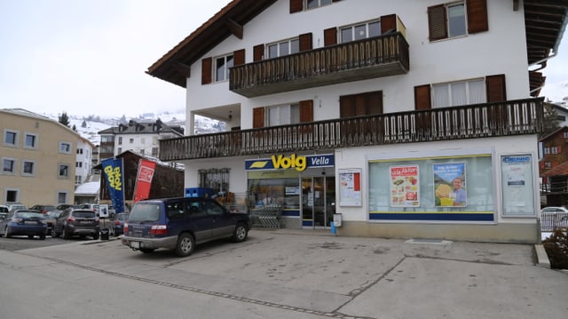 Il Volg a Vella, in dals 3 negozis administrai da la ViVal Lumnezia. Il Volg a Vella, in dals 3 negozis administrai da la ViVal Lumnezia.