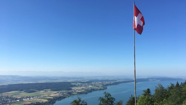 Blick von Magglingen auf den blauen Bielersee, darüber ein wolkenloser Himmel. Blick von Magglingen auf den blauen Bielersee, darüber ein wolkenloser Himmel.