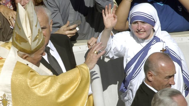 Papst Johannes Paul II. winkt einer Ordensschwester. Papst Johannes Paul II. winkt einer Ordensschwester.