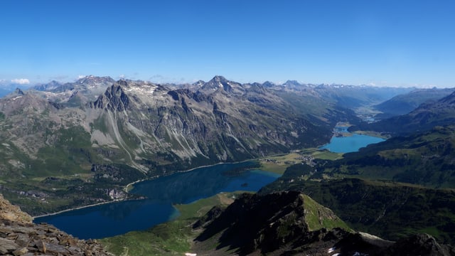 Blick auf das wolkenlose Oberengadin mit seinen Seen. Blick auf das wolkenlose Oberengadin mit seinen Seen.