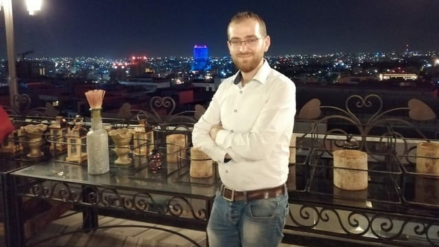 Foto von Ammar Hamou draussen in der Nacht. Foto von Ammar Hamou draussen in der Nacht.