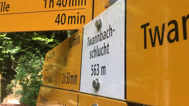 Wegweiser in der Twannbachschlucht. Wegweiser in der Twannbachschlucht.