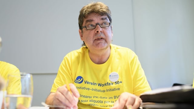 Pierre Bayerdörfer spricht vor den Medien. Pierre Bayerdörfer spricht vor den Medien.