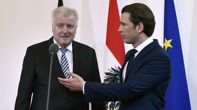 Kurz und Seehofer vor Flaggen. Kurz und Seehofer vor Flaggen.