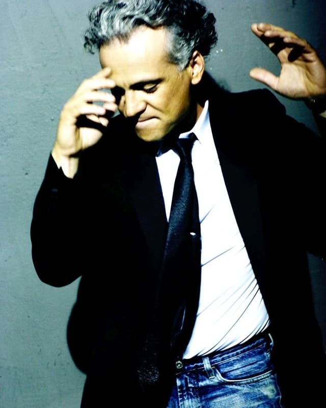 Nino de Angelo scheint auf diesem Bild zu tanzen und dabei wild zu gestikulieren. Nino de Angelo scheint auf diesem Bild zu tanzen und dabei wild zu gestikulieren.