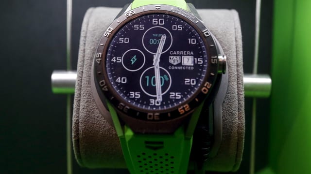 Eine Smartwatch der Marke Tag Heuer in einer Vitrine. Eine Smartwatch der Marke Tag Heuer in einer Vitrine.