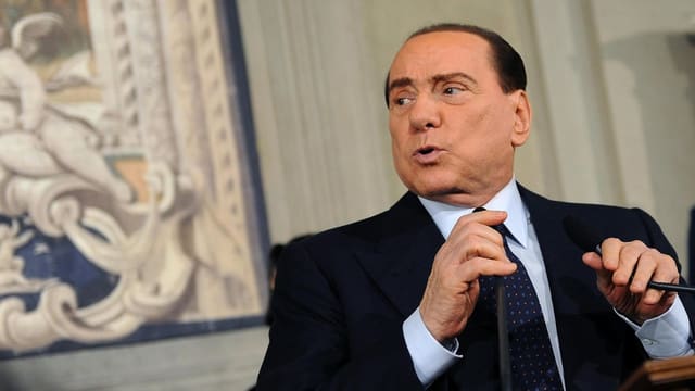 Silvio Berlusconi hinter einem Mikrofon Silvio Berlusconi hinter einem Mikrofon