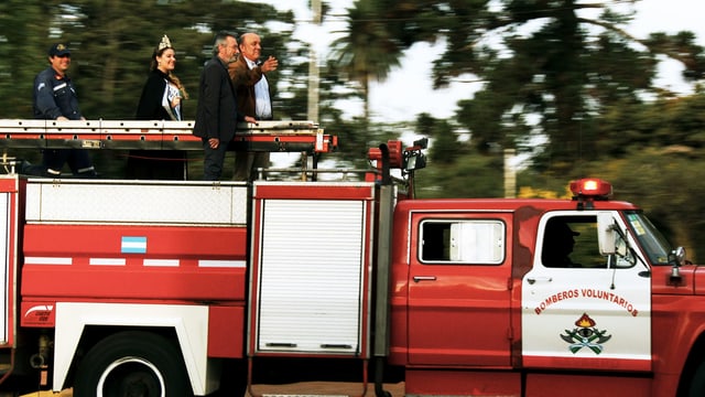 Feuerwehrauto mit Menschen drauf. Feuerwehrauto mit Menschen drauf.