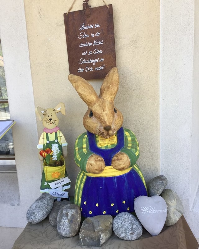 Zwei Hasen vor einem Hauseingang.
