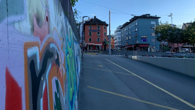 Blick aus der Gleis-Unterführung auf das Langstrassenquartier. Blick aus der Gleis-Unterführung auf das Langstrassenquartier.