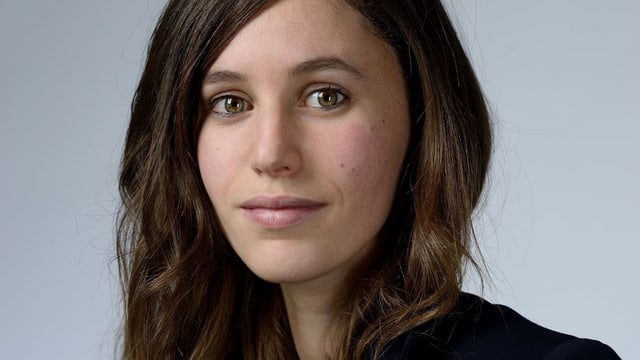 Kaouther Adimi hat lange braune Haare. Kaouther Adimi hat lange braune Haare.