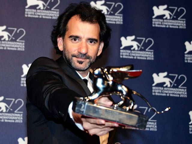 Pablo Trapero mit Trophäe Silberner Löwe Pablo Trapero mit Trophäe Silberner Löwe