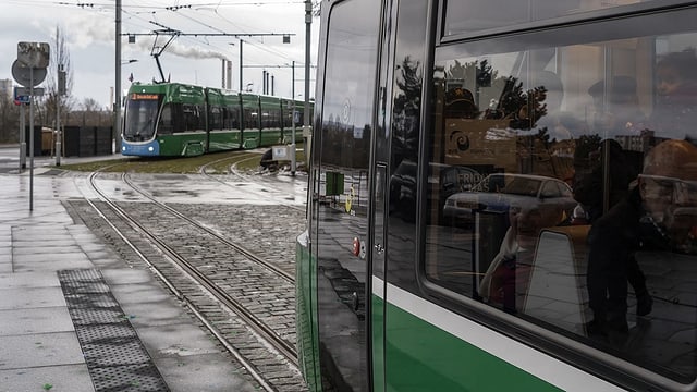 Zwei Trams der Nummer 3 kreuzen sich Zwei Trams der Nummer 3 kreuzen sich