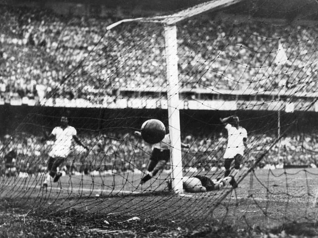 Alcides Ghiggia trifft zum 2:1 für Uruguay. Alcides Ghiggia trifft zum 2:1 für Uruguay.