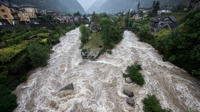Als braune Brühe wälzt sich der Ticino durch Giornico. Als braune Brühe wälzt sich der Ticino durch Giornico.