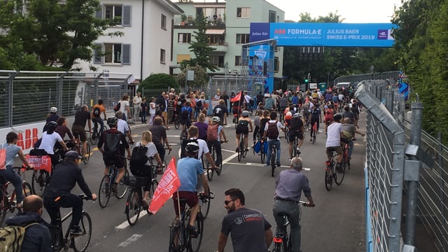 Mit dem Velo über die Start-Ziel Linie des Formel E Rennens in Bern.