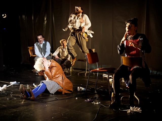 Die Schauspielerinnen und Schauspieler in Aktion. Die Schauspielerinnen und Schauspieler in Aktion.