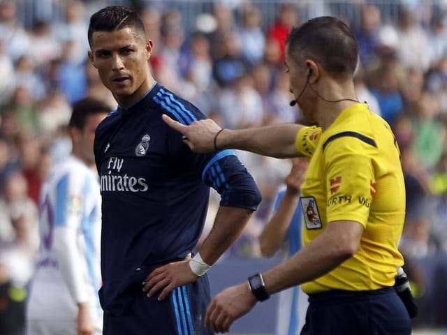Ronaldo im Gespräch mit dem Schiedsrichter