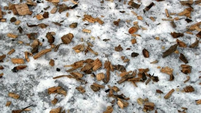 Holzschnitzel auf Schnee Holzschnitzel auf Schnee