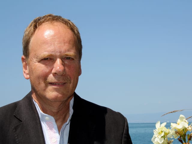 Ein Mann mit kurzem braunen Haar und einem Blazer. Ein Mann mit kurzem braunen Haar und einem Blazer.
