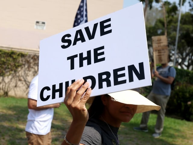 QAnon-Anhängerin. QAnon-Anhängerin.