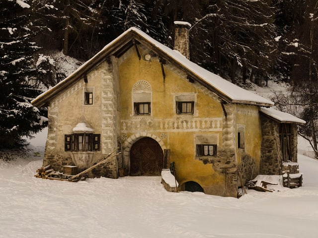 Das Haus von Schellenursli steht am Waldrand. Das Haus von Schellenursli steht am Waldrand.