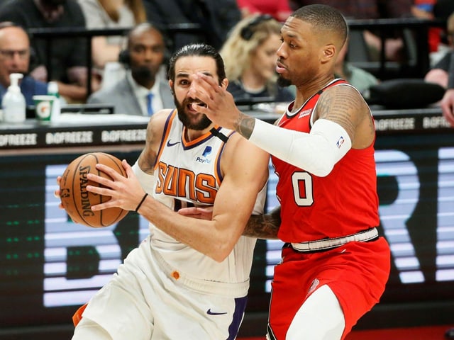 Ricky Rubio von den Phoenix Suns (links) und Damian Lillard von den Portland Trail Blazers. Ricky Rubio von den Phoenix Suns (links) und Damian Lillard von den Portland Trail Blazers.