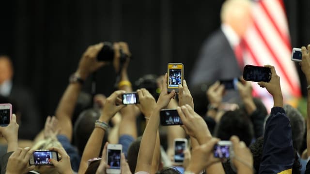 Mehrere Handybesitzer fotografieren gleichzeitig mit ihrem Handy ein Objekt, das nicht ersichtlich ist. Mehrere Handybesitzer fotografieren gleichzeitig mit ihrem Handy ein Objekt, das nicht ersichtlich ist.