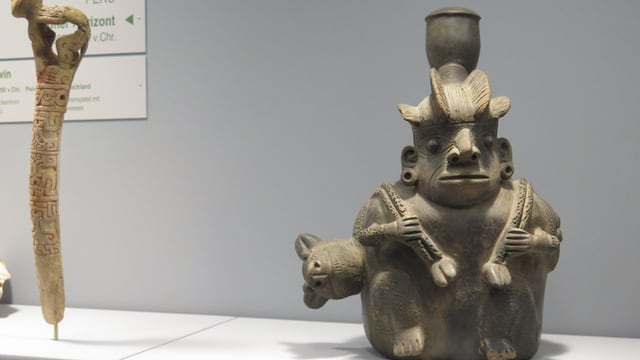 Tonfigur in Museumsvitrine Tonfigur in Museumsvitrine