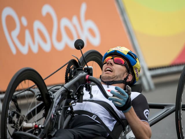 Tobias Fankhauser betätigt sein Handbike. Tobias Fankhauser betätigt sein Handbike.