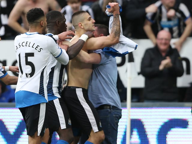 Mitrovic umarmt einen Fan.
