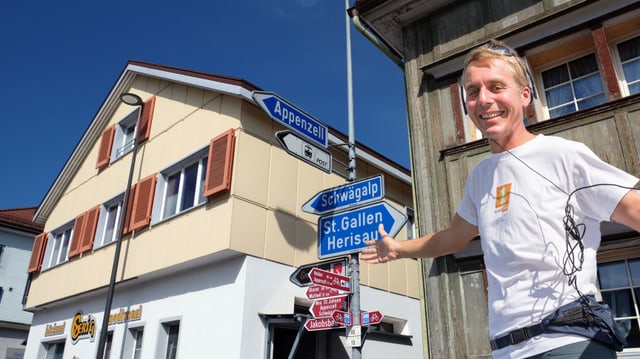 Reto vor gelbem Haus Reto vor gelbem Haus