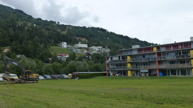 Il terren nua che la nova surbajegiada Sorts II vegn realisada. Dretg la chasa existenta Sorts I, davos la claustra dominicana da Glion. Il terren nua che la nova surbajegiada Sorts II vegn realisada. Dretg la chasa existenta Sorts I, davos la claustra dominicana da Glion.