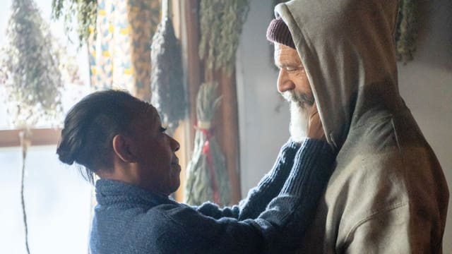 Der Weihnachtsmann (Mel Gibson) und seine afroamerikanische Frau (Marianne Jean-Baptiste). Der Weihnachtsmann (Mel Gibson) und seine afroamerikanische Frau (Marianne Jean-Baptiste).