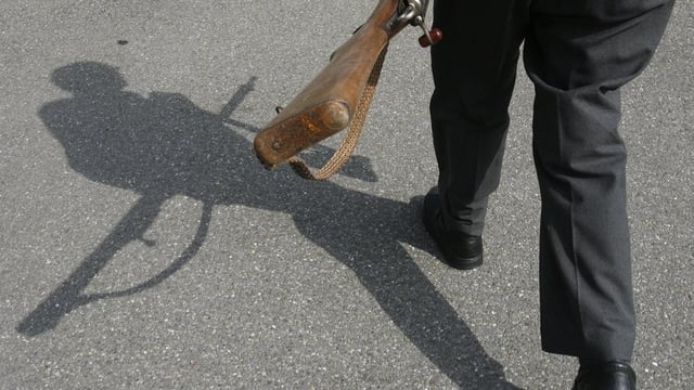 Schattenwurf eines Mannes mit Gewehr Schattenwurf eines Mannes mit Gewehr