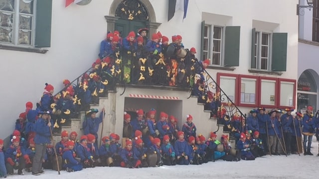 Tut ils uffants ensemen sin stgala. Tut ils uffants ensemen sin stgala.