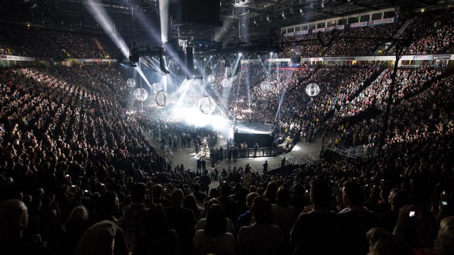 Drohnen, eine Lichtshow und ein riesiges Publikum in einem Stadion bei einem Konzert von Muse. Drohnen, eine Lichtshow und ein riesiges Publikum in einem Stadion bei einem Konzert von Muse.