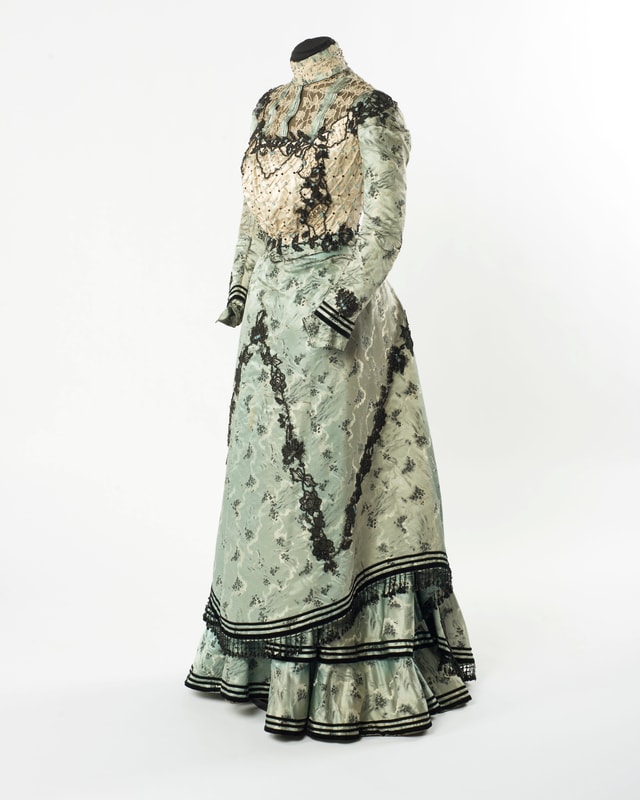 Historisches, langes Kleid mit Spitzen. Historisches, langes Kleid mit Spitzen.