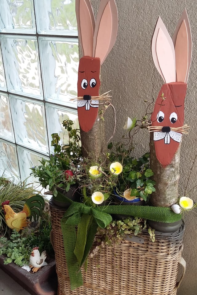 Korb mit zwei Osterhasen aus Ästen.
