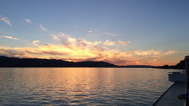 Blick über den abendlichen Zürichsee Richtung Üetliberg Blick über den abendlichen Zürichsee Richtung Üetliberg