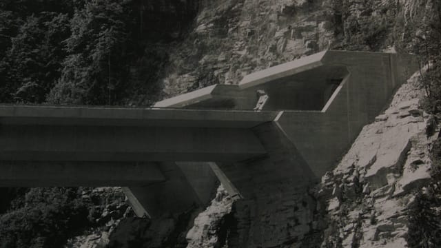 Tunnelportal und Brücke bei Faido. Tunnelportal und Brücke bei Faido.